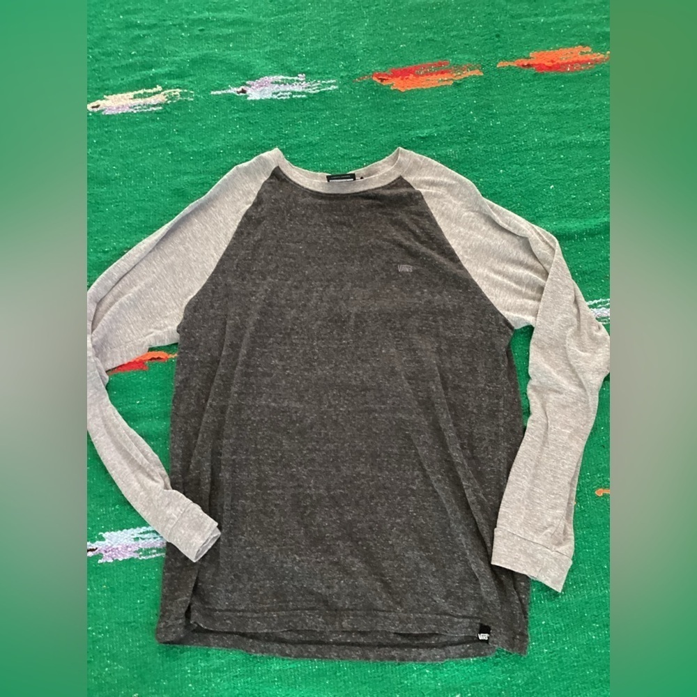 Vans gray and black long sleeve top-SZ XL
PIT TO PIT 20”
Length 27”
Z1